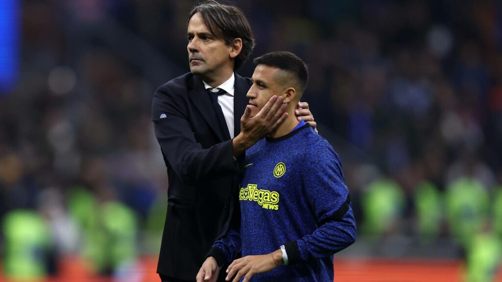 Simone Inzaghi y Alexis Sánchez (Getty)