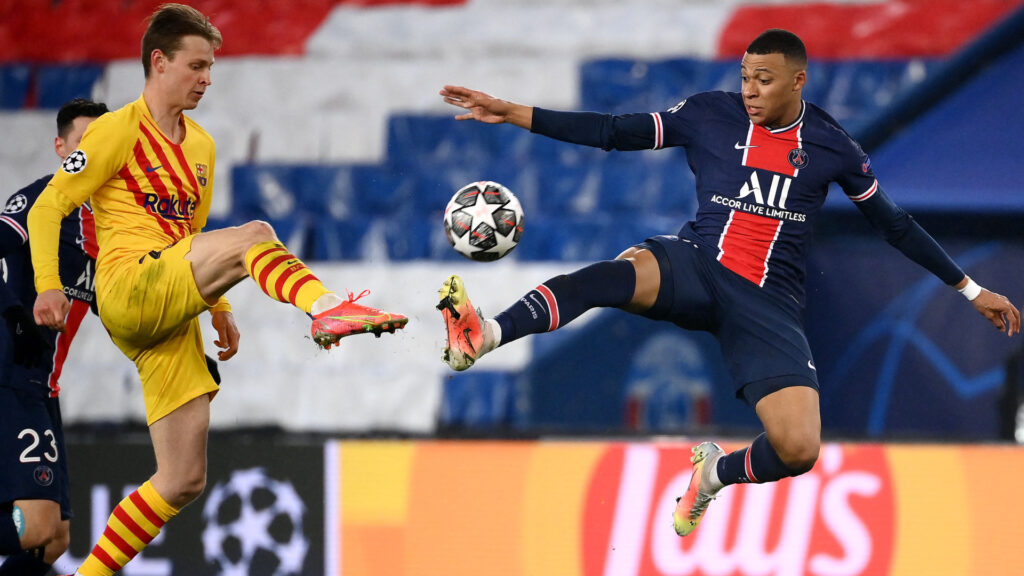 Frenkie de Jong Kylian Mbappe Paris Saint Germain v FC Barcelona UEFA Champions League 03102021 (Julien Mattia/Anadolu Agency via Getty Images)