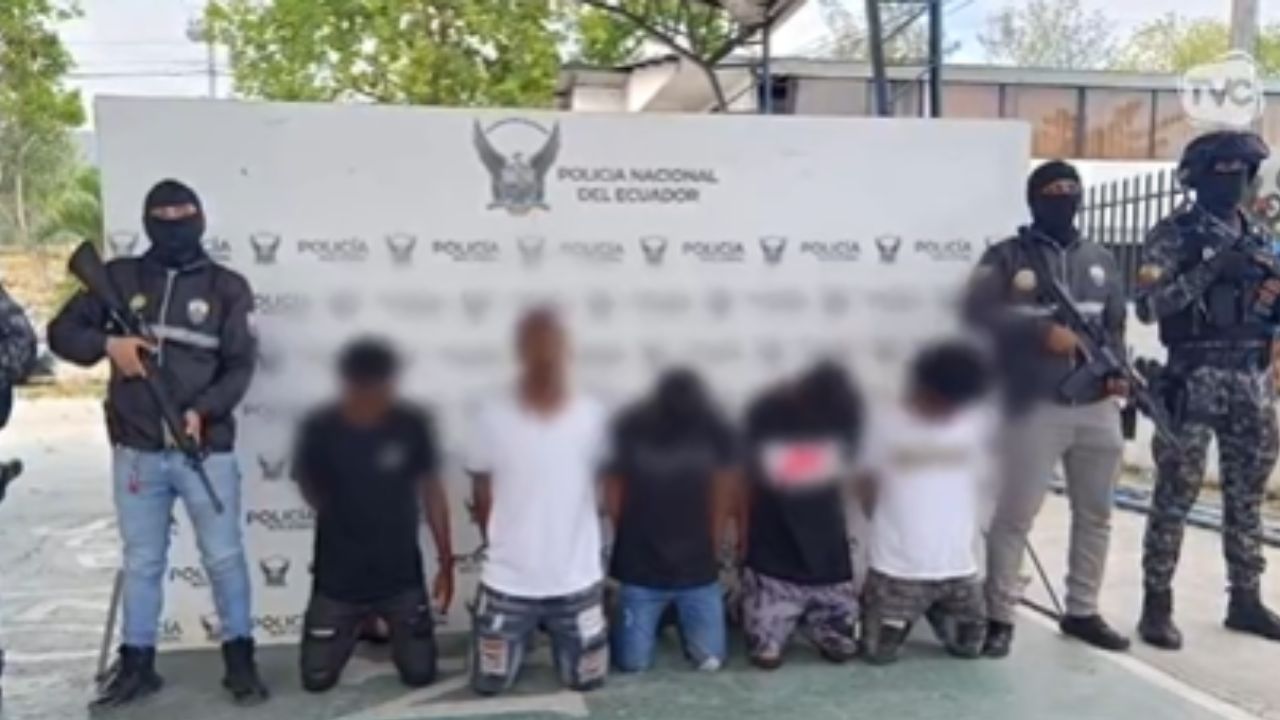 Banda que asaltaba buses en Esmeraldas cae con armas de fuego - TVC