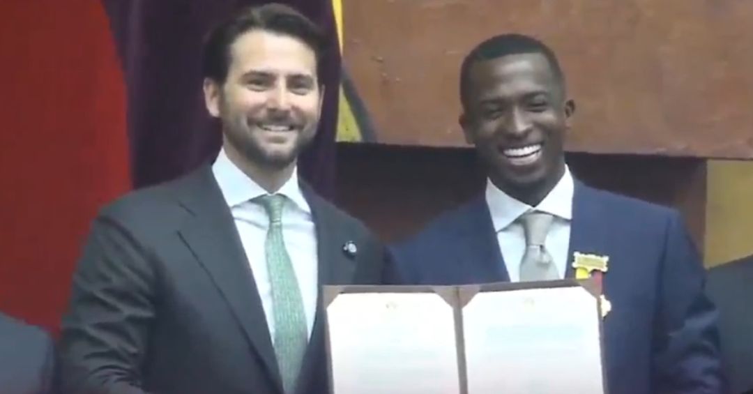 William Pacho recibe condecoración en la Asamblea tras ganar la ...