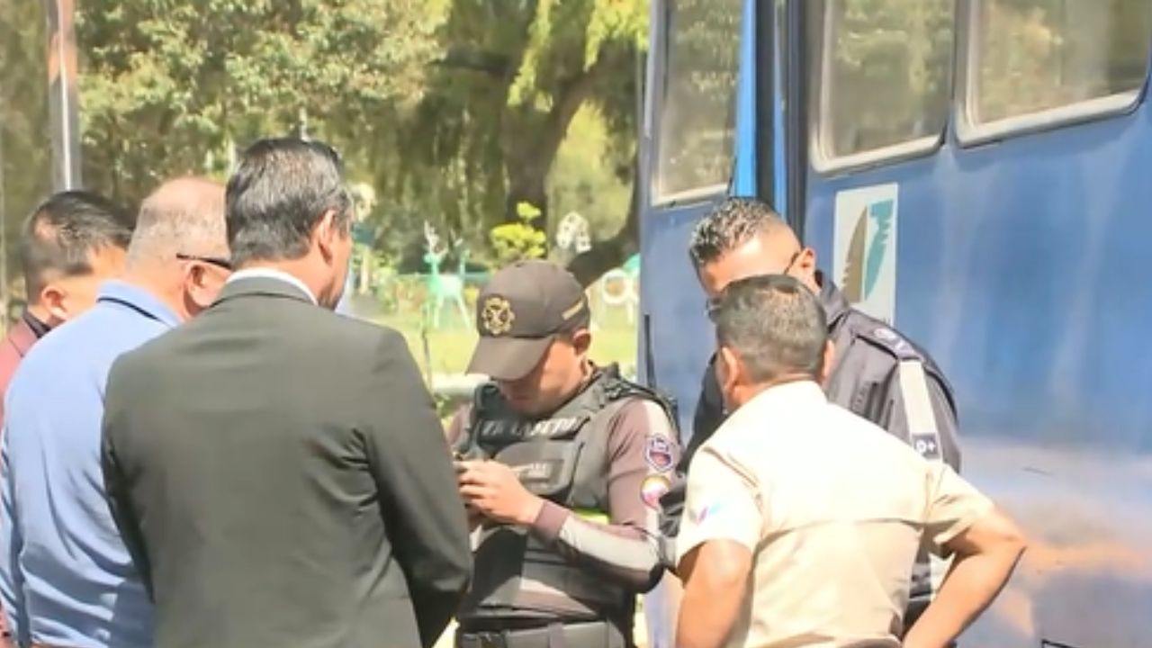 Sancionan a bus y taxi en Quito por maniobras que casi causan tragedia ...