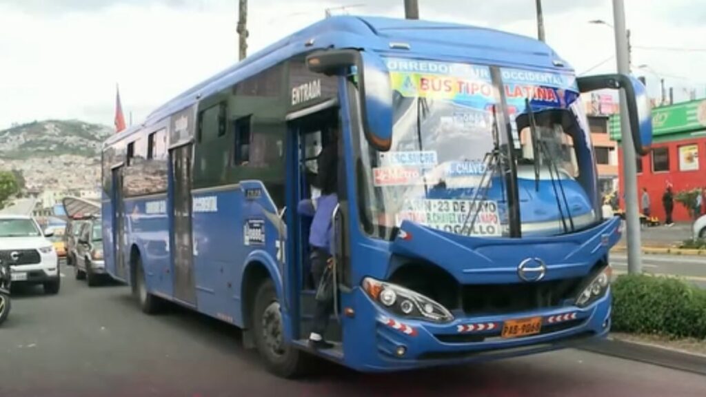 Usuarios del transporte en Quito rechazan subida de pasaje por servicio ...